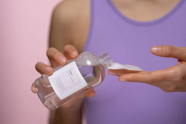 Jakie kosmetyki naturalne warto mieć w kosmetyczce?